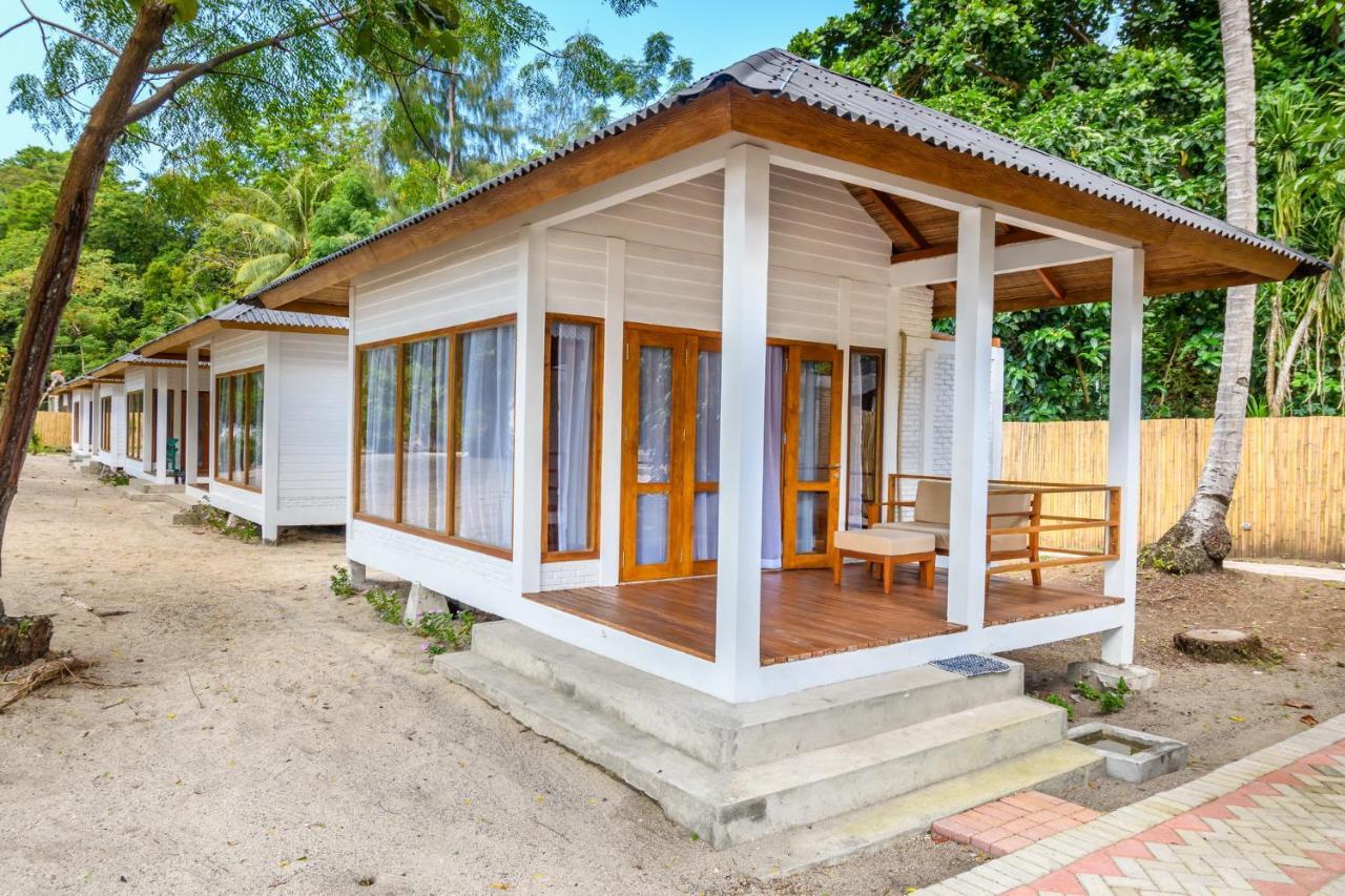 White Sands Beach Resort Lembeh Bitung Esterno foto